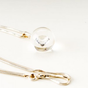 Naszyjnik z cyrkonią srebrny.