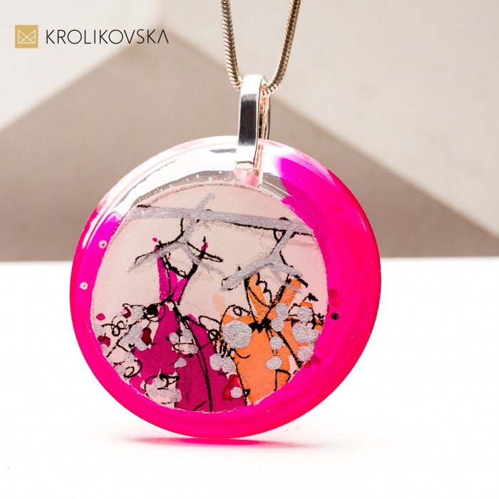 Biżuteria artystyczna – ręcznie malowany naszyjnik z pasją.