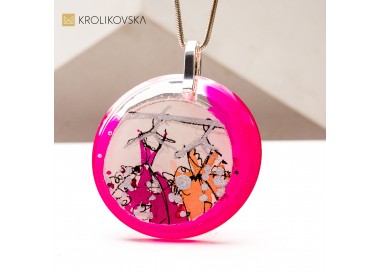 Biżuteria artystyczna – ręcznie malowany naszyjnik z pasją.