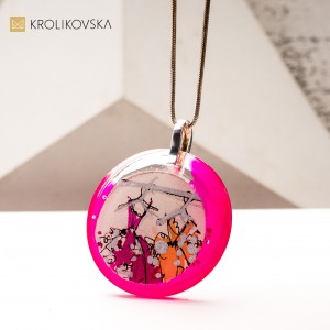 Biżuteria artystyczna – ręcznie malowany naszyjnik z pasją.