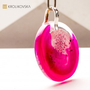 Biżuteria artystyczna – ręcznie malowany naszyjnik z pasją.