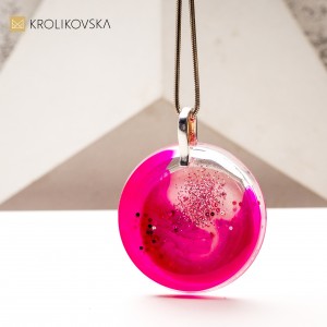 Biżuteria artystyczna – ręcznie malowany naszyjnik z pasją.