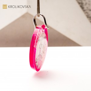 Biżuteria artystyczna – ręcznie malowany naszyjnik z pasją.