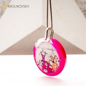 Biżuteria artystyczna – ręcznie malowany naszyjnik z pasją.