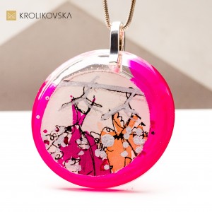 Biżuteria artystyczna – ręcznie malowany naszyjnik z pasją.