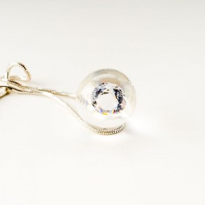 Naszyjnik z cyrkonią srebrny.