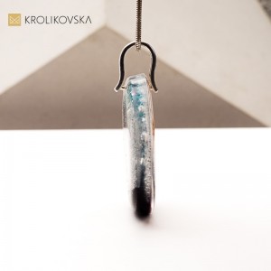 Rękodzieło w Biżuterii – Naszyjniki z Grafiką Malowaną.