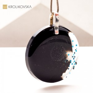 Ręcznie Malowane Naszyjniki: Idealny Prezent dla Konesera Sztuki.