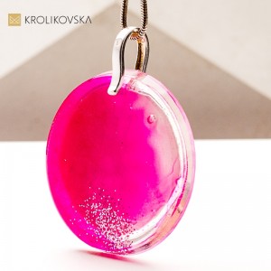 Naszyjniki z Ręcznie Tworzonymi Grafikami – Biżuteria Stworzona przez Artystkę.