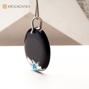 Naszyjniki z Ręcznie Malowanymi Grafikami – Biżuteria, Która Opowiada Historię.