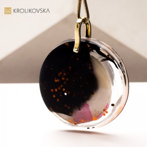 Elegancka Biżuteria w Prezencie - Ręcznie Malowane Naszyjnik.