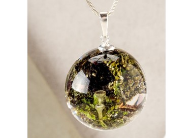 Zielony naszyjnik z prawdziwym chrobotkiem  zatopionym w żywicy