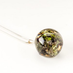 Zielony naszyjnik z prawdziwym chrobotkiem  zatopionym w żywicy