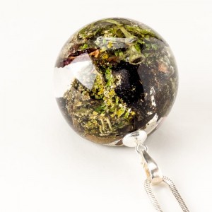Zielony naszyjnik z prawdziwym chrobotkiem  zatopionym w żywicy