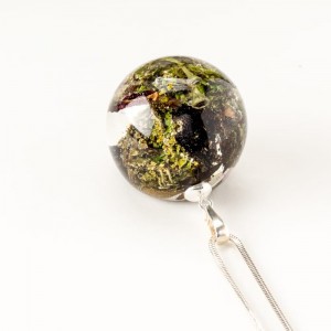 Zielony naszyjnik z prawdziwym chrobotkiem  zatopionym w żywicy