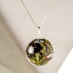 Zielony naszyjnik z prawdziwym chrobotkiem  zatopionym w żywicy