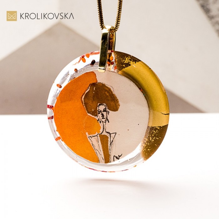 Naszyjnik jak obraz – ręcznie malowana kobieta w sukni.