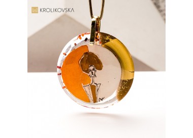 Naszyjnik jak obraz – ręcznie malowana kobieta w sukni.