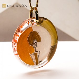 Naszyjnik jak obraz – ręcznie malowana kobieta w sukni.