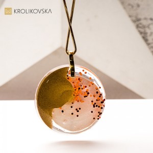 Naszyjnik jak obraz – ręcznie malowana kobieta w sukni.