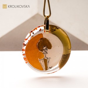 Naszyjnik jak obraz – ręcznie malowana kobieta w sukni.