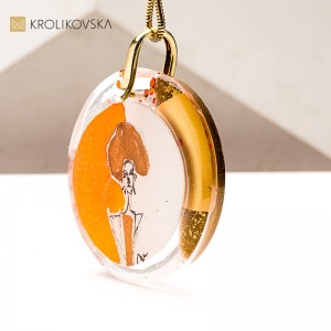 Naszyjnik jak obraz – ręcznie malowana kobieta w sukni.