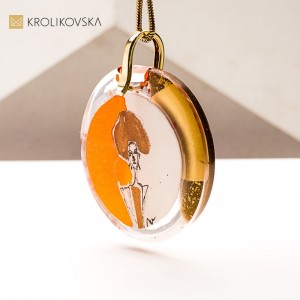 Naszyjnik jak obraz – ręcznie malowana kobieta w sukni.