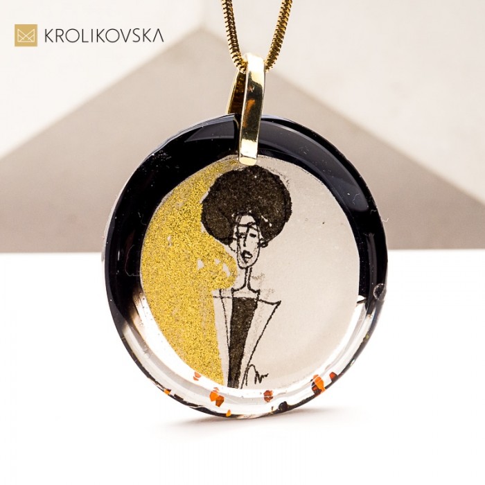 Portret kobiety na naszyjniku – sztuka zamknięta w biżuterii.