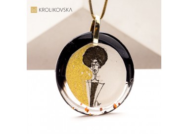 Portret kobiety na naszyjniku – sztuka zamknięta w biżuterii.