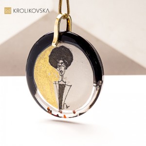 Portret kobiety na naszyjniku – sztuka zamknięta w biżuterii.