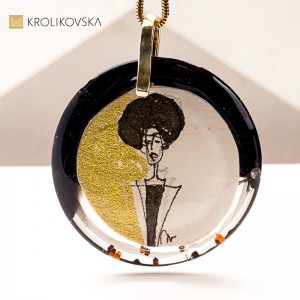 Portret kobiety na naszyjniku – sztuka zamknięta w biżuterii.