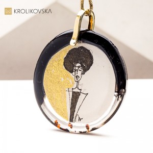 Portret kobiety na naszyjniku – sztuka zamknięta w biżuterii.