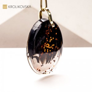 Portret kobiety na naszyjniku – sztuka zamknięta w biżuterii.