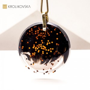 Portret kobiety na naszyjniku – sztuka zamknięta w biżuterii.