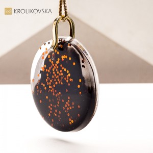 Biżuteria w Prezencie, Malowana kobieta w sukni z tiulu – naszyjnik jak sen.