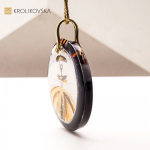 Biżuteria w Prezencie, Malowana kobieta w sukni z tiulu – naszyjnik jak sen.