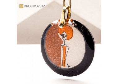 Malowana dama z epoki – biżuteria vintage z duszą.