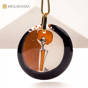 Malowana dama z epoki – biżuteria vintage z duszą.
