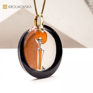 Malowana dama z epoki – biżuteria vintage z duszą.