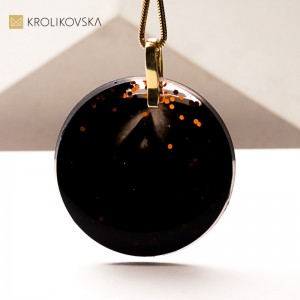 Malowana dama z epoki – biżuteria vintage z duszą.