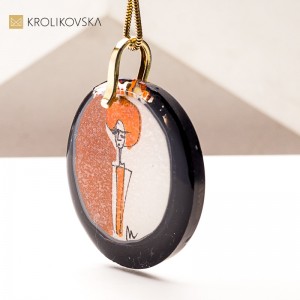 Malowana dama z epoki – biżuteria vintage z duszą.