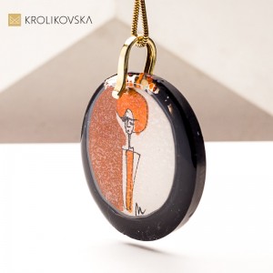Malowana dama z epoki – biżuteria vintage z duszą.