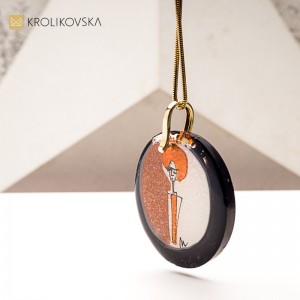 Malowana dama z epoki – biżuteria vintage z duszą.