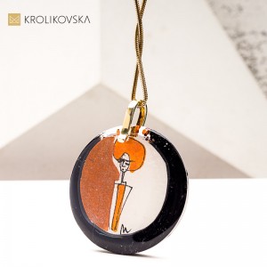 Malowana dama z epoki – biżuteria vintage z duszą.