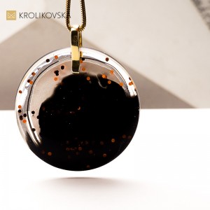 Biżuteria na prezent – ręcznie malowany symbol kobiecej siły