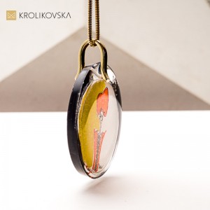 Biżuteria w Prezencie– naszyjnik z sylwetką kobiety.