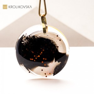 Biżuteria w Prezencie– naszyjnik z sylwetką kobiety.