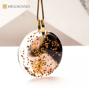 Kobieta w sukni– biżuteria z klasą, Biżuteria w Prezencie - Ręcznie Malowane Naszyjnik.