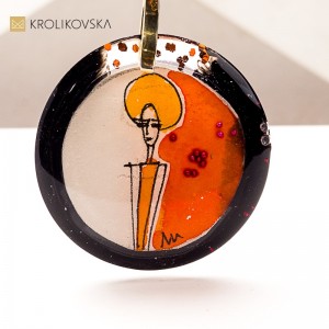 Kobieta w paryskim stylu – szykowny naszyjnik, Biżuteria w Prezencie.