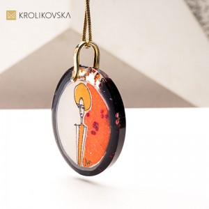 Kobieta w paryskim stylu – szykowny naszyjnik, Biżuteria w Prezencie.